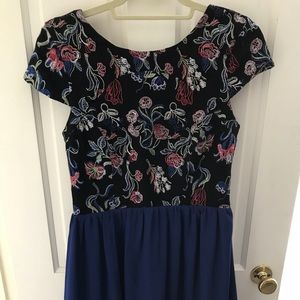 Flowy dress, with embroidered detail